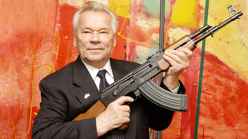 Mikhail Kalashnikov memegang AK-47 di sebuah museum senjata di Suhl, Jerman, 2002.