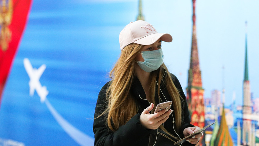 Una ragazza con la mascherina all'aeroporto Sheremetyevo di Mosca