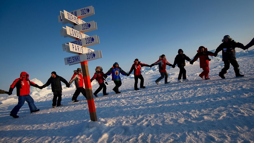 Članovi ekspedicije "Karelija – Sjeverni pol – Grenland" plešu kolo oko simboličnog stupa koji označava Sjeverni pol.