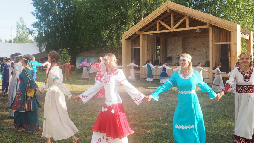 Plesanje kola na festivalu na ozemlju Dobre Zemlje, združenju ekoloških naselij v Vladimirski regiji