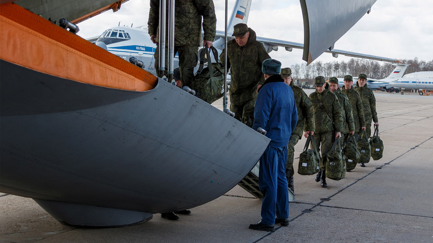 ロシア空軍はウイルス学者のチームとコロナウイルス感染者の治療用の医療機器をイタリアへ送った。
