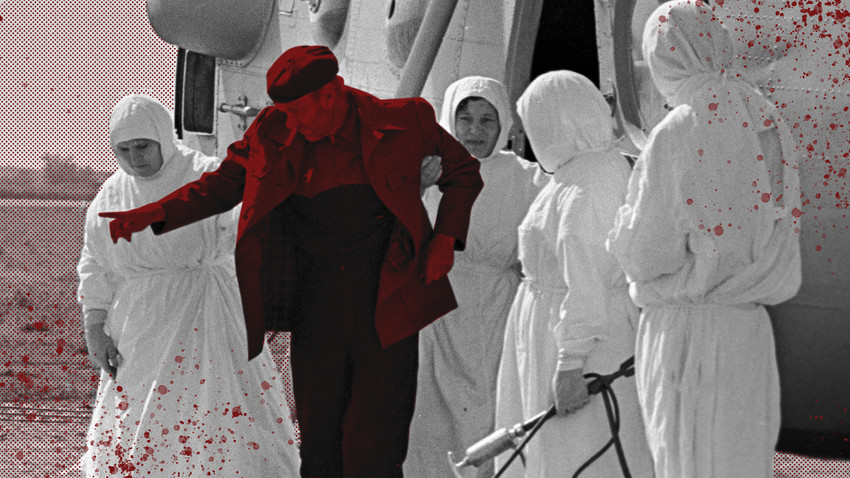Medicinsko osoblje odvodi oboljelog od kolere u bolnicu za infektivne bolesti u Astrahanju, 1970.