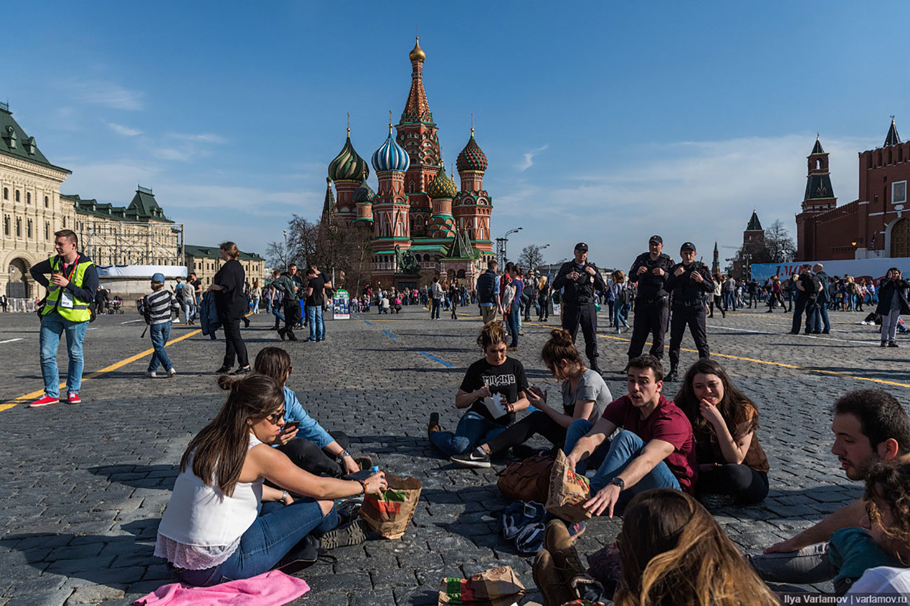 Видео про московский. Tourist attractions in Russia. Russian trip. Подростки сейчас смотрят на достопримечательности Москвы.