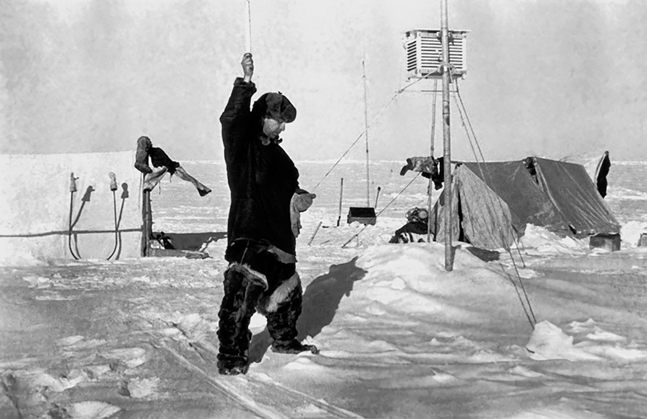 Jevgenij Fjodorov bilježi pokazatelj mjerenja. Plutajuća ekspedicija glavnog sjevernog morskog puta 