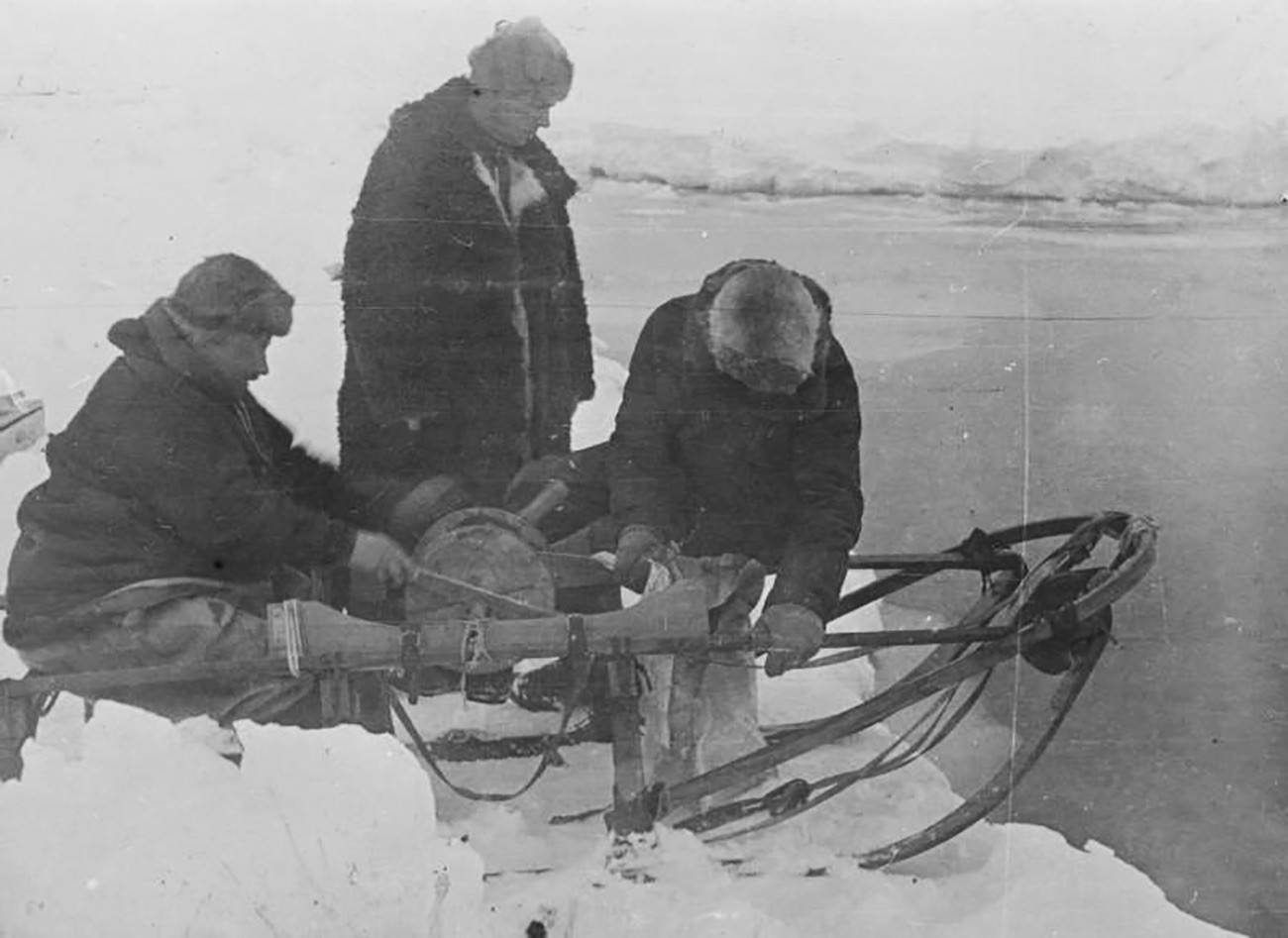 Ivan Papanjin (lijevo). Ekspedicija se iskrcala na led 21. svibnja 1937. Plutajuća postaja 