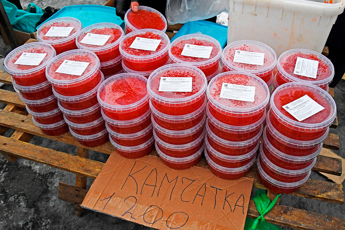Продажа красной икры на продовольственной ярмарке на центральной площади Владивостока