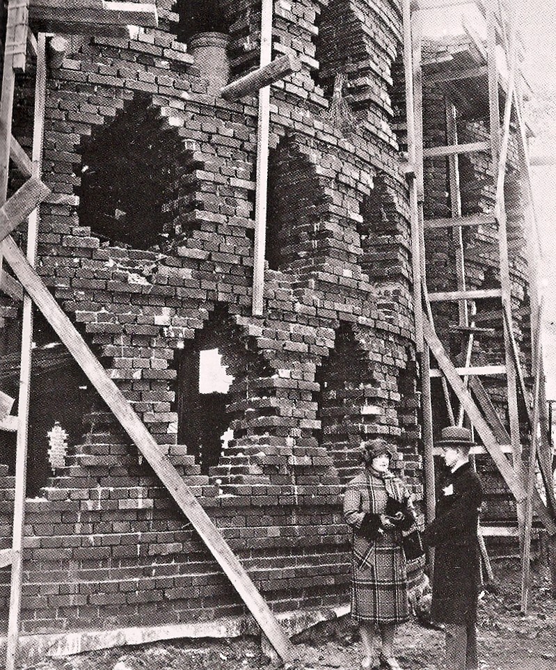Charpente de l'édifice en cours de construction. (près de la maison se trouvent Melnikov et sa femme Anna). 1927-1929