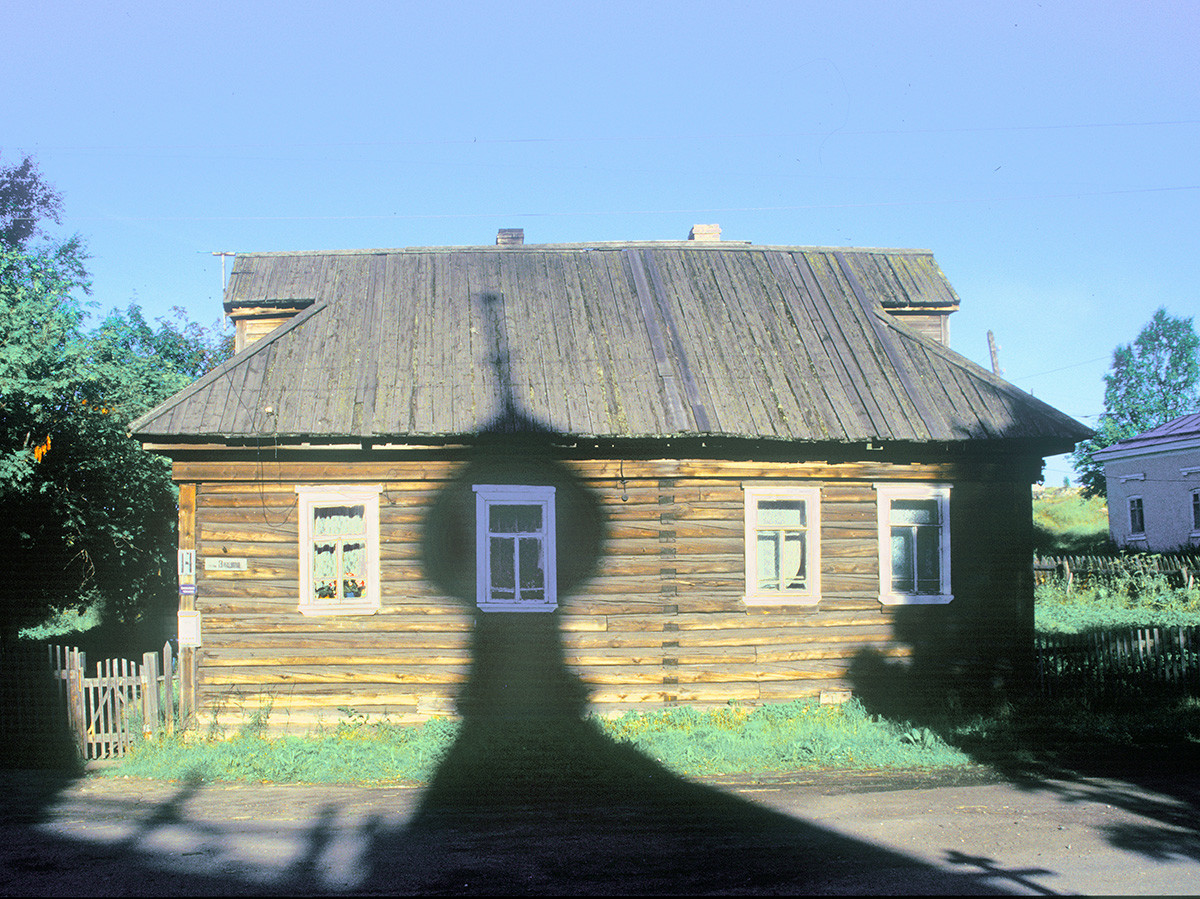 Log house (Vitsup Street 14) with shadow of Dormition Cathedral cupola. July 25, 2001