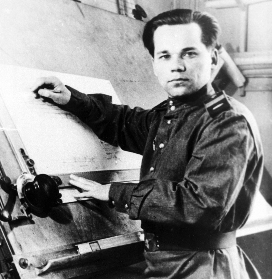 Постариот водник Михаил Калашников работи на проектот на автоматот АК-47. Неговиот автомат победи на конкурсот во 1947 година и е ставен во арсеналот на вооружувањето на СССР.
