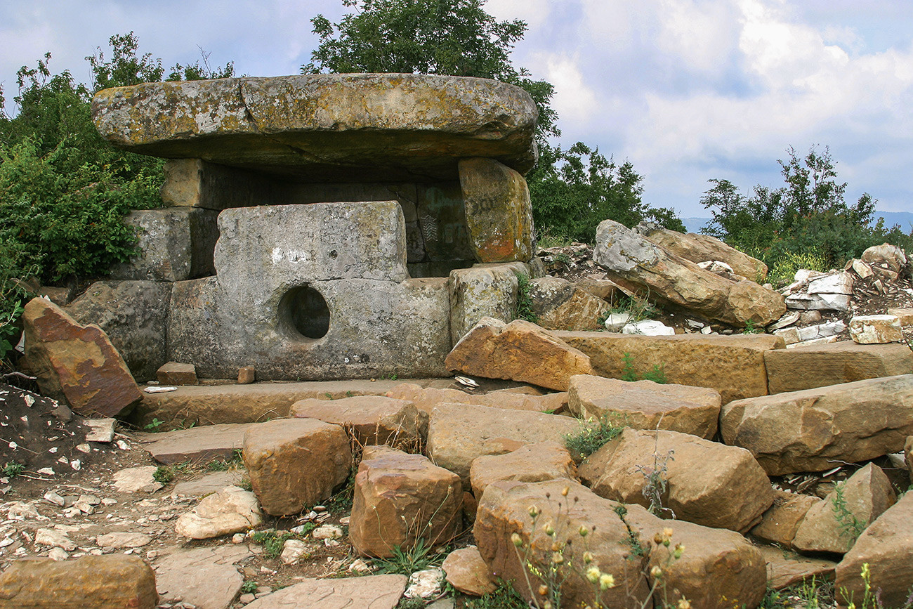 Dolmen kuno di lembah Sungai Zhane, Distrik Gelendzhik, Krasnodarsky krai, Rusia.