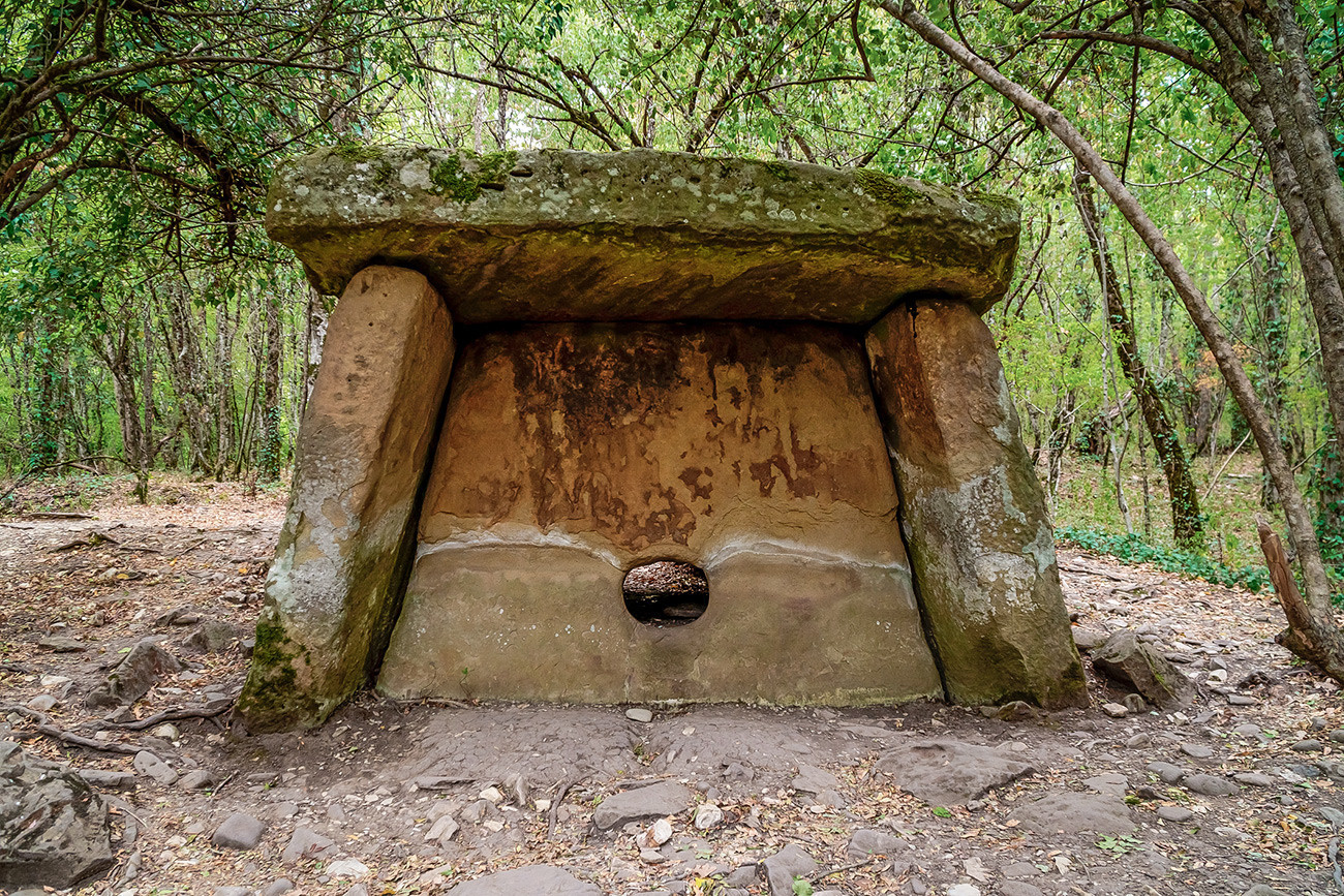 Starodavni dolmeni v dolini reke Žane, Rusija, Krasnodarska regija, okrožje Gelendžika.
