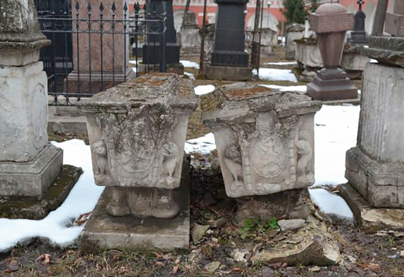 Las tumbas del monasterio de Novodévicho. Una de ellas pertenece a Saltichija. Otra es la de su hijo.
