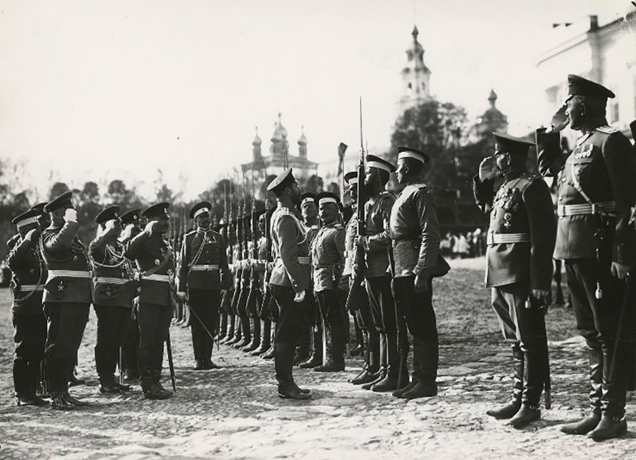 Car Nikolaj II. Romanov na smotri vojnika.

