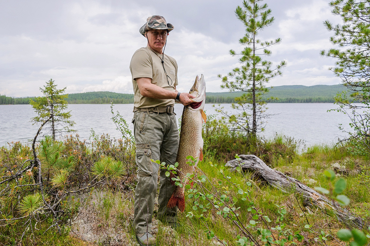 Putin menangkap ikan tombak seberat 21 kg.