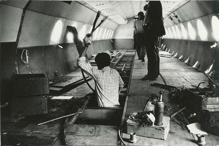 Turning the aircraft into a cinema, Novokuznetsk, 1981.