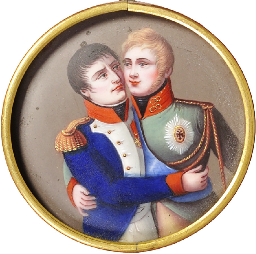 ティルジットの和約を描いたフランスのメダル。ナポレオンとアレクサンドルI世が抱擁している。