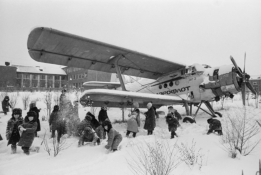 Pesawat bioskop An-2. Desa Yagunovo, Kemerovskaya oblast, Siberia, 1989.