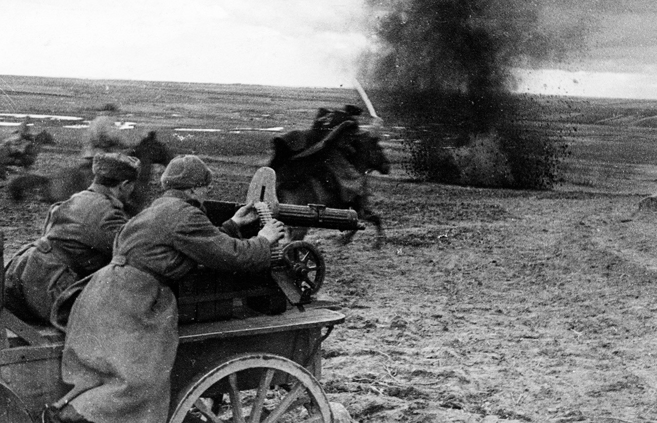 Un affût de mitrailleuse assistant une charge de cavalerie de l'Armée rouge, mai 1944