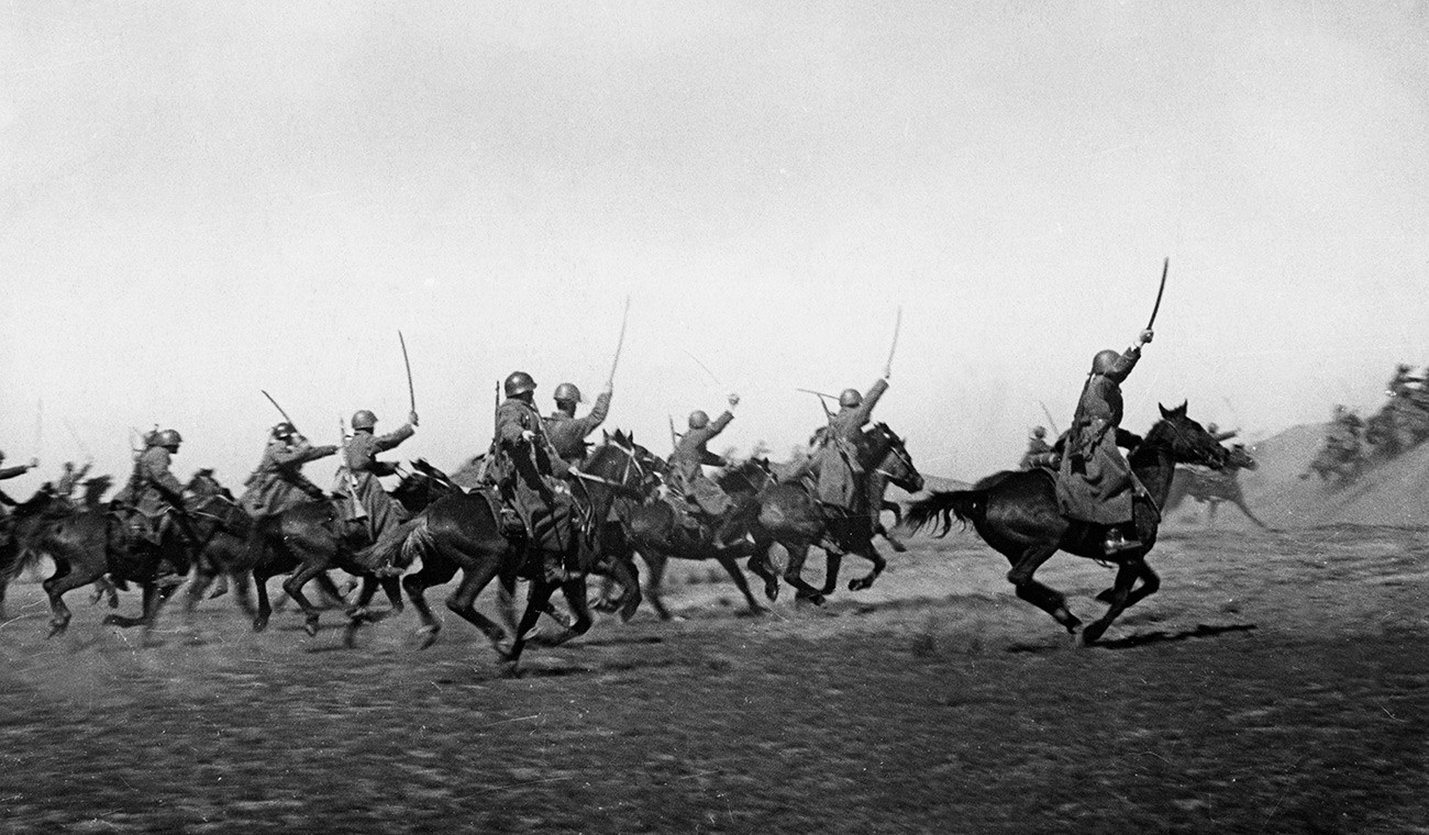 Seconde Guerre mondiale, une charge d'une unité de cavalerie cosaque, poussant l'ennemi vers l'ouest, avril 1942