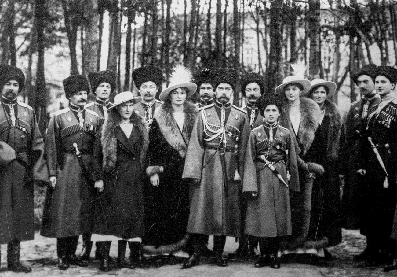 Николај Втори со членови на семејството и со кубањски Козаци