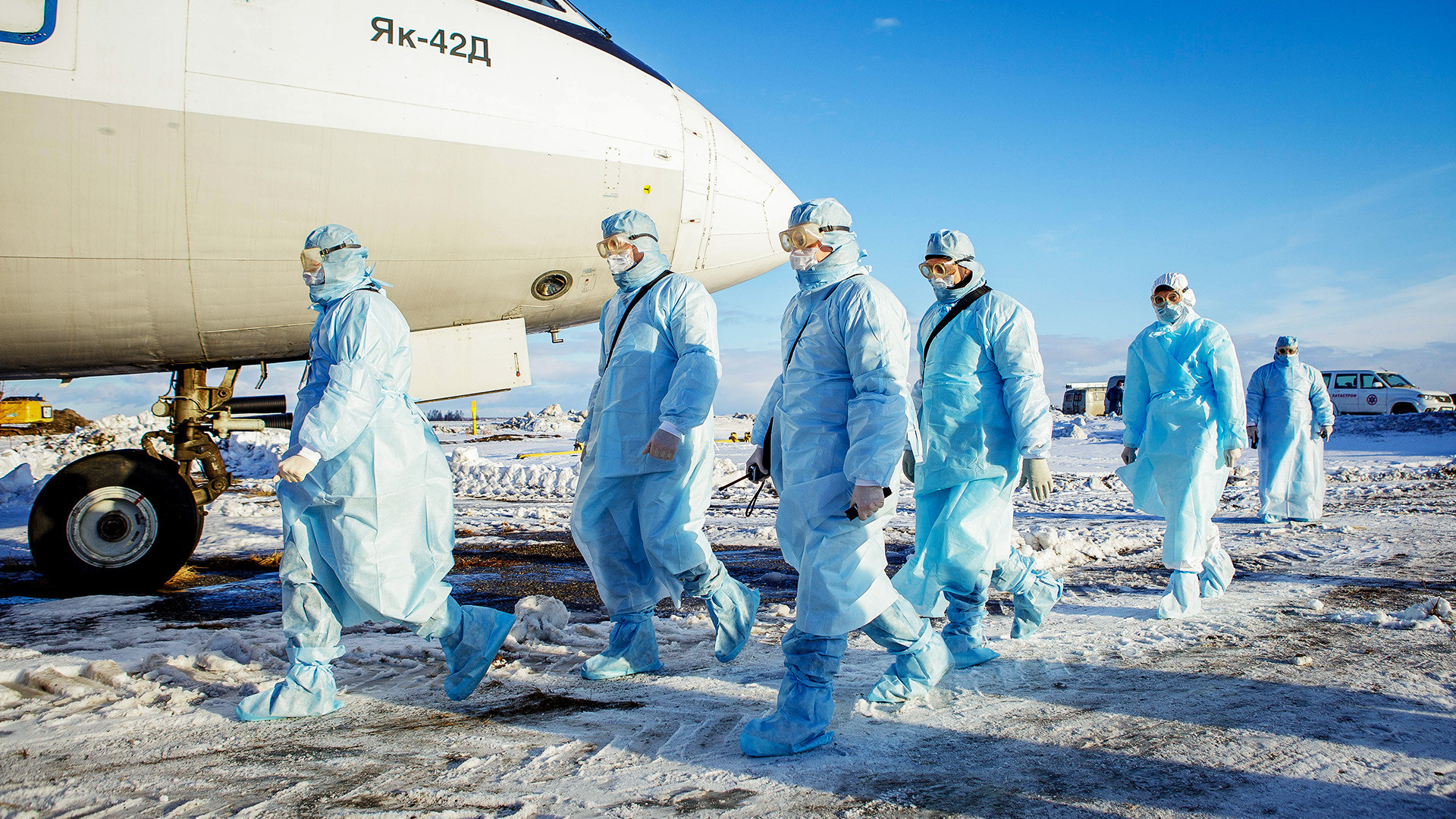 Treinamento para evacuação de passageiros suspeitos de infecção por coronavírus, no aeroporto de Tcheliábinsk
