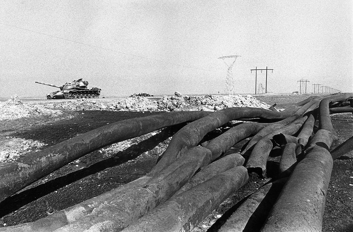Des oléoducs iraniens détruits par des raids irakiens, 1981.