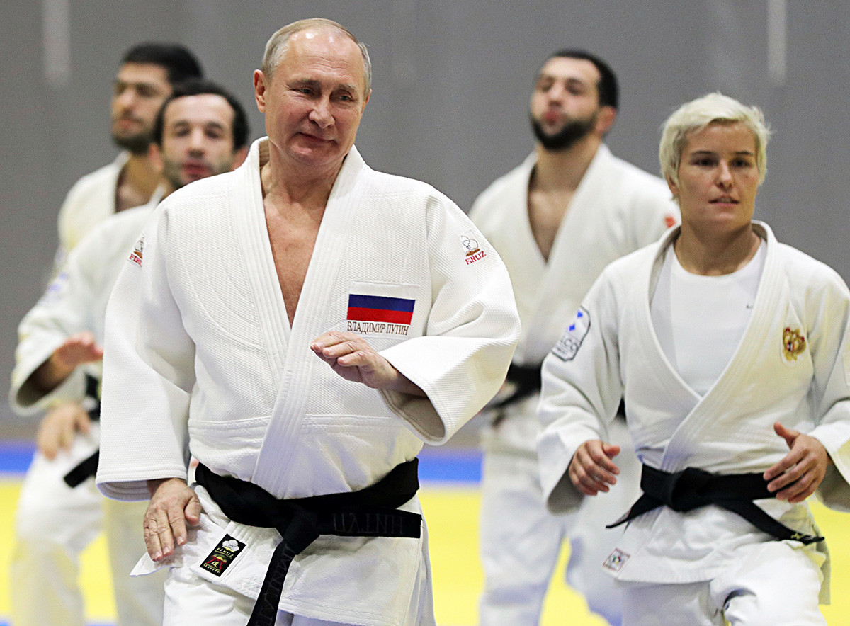 Владимир Путин на тренинг по џудо за време на посетата на спортскиот центар Југ-Спорт, 14 февруари 2019 година.