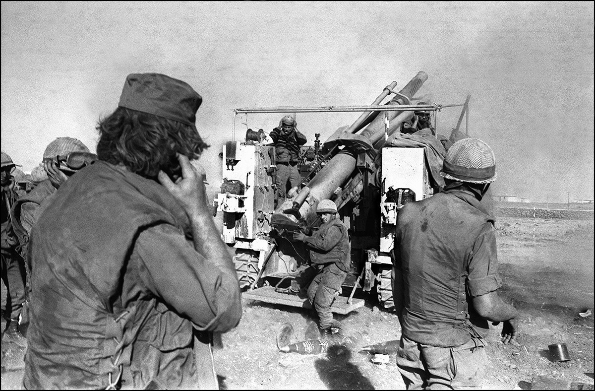 Soldados israelíes se tapan los oídos al disparar proyectiles de un obús de 155 mm de fabricación francesa contra las líneas sirias en los Altos del Golán sirio, dos semanas después del comienzo de la guerra del Yom Kippur, el 17 de octubre de 1973.