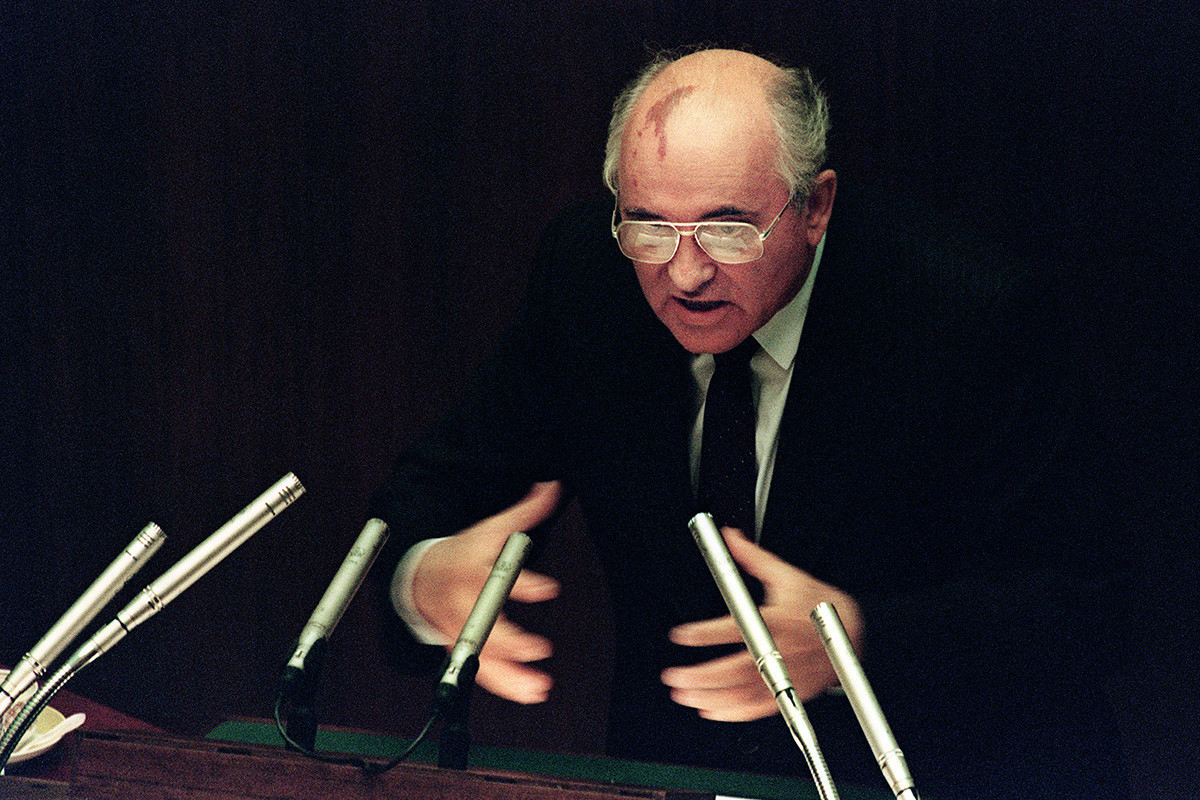 Mijaíl Gorbachov en una sesión extraordinario del Sóviet Supremo, Moscú, 27 de agosto de 1991.



