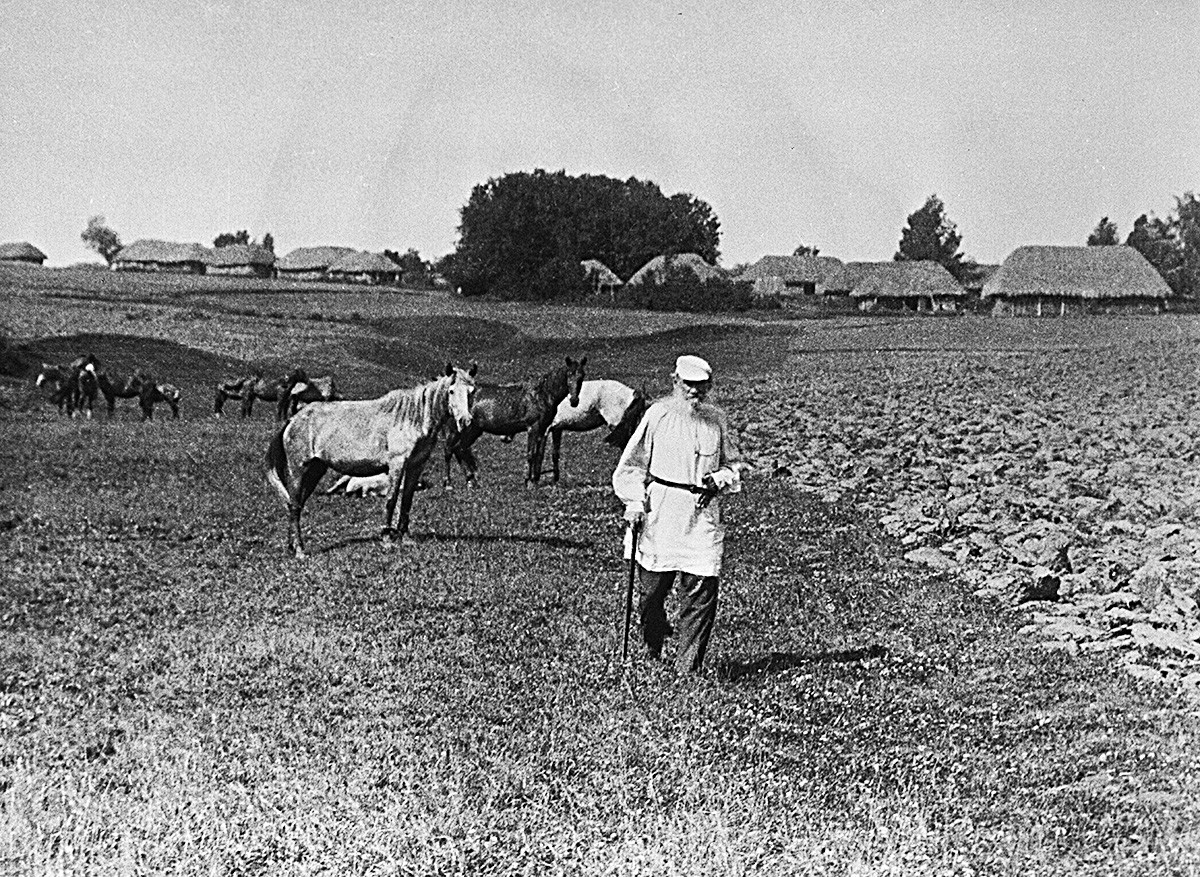 ヤースナヤ・ポリャーナで農民の服を着て散策しているトルストイ