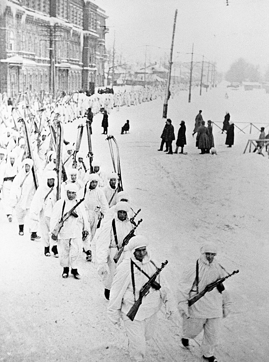 Skibataillon in Winter-Tarnanzügen, 1942