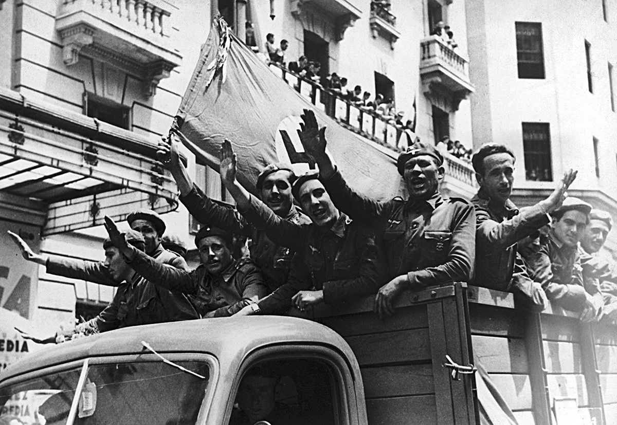 Група шпанских добровољаца са заставом и кукастим крстом одлази на руски фронт да се бори на страни Немачке у Другом светском рату, 1941.