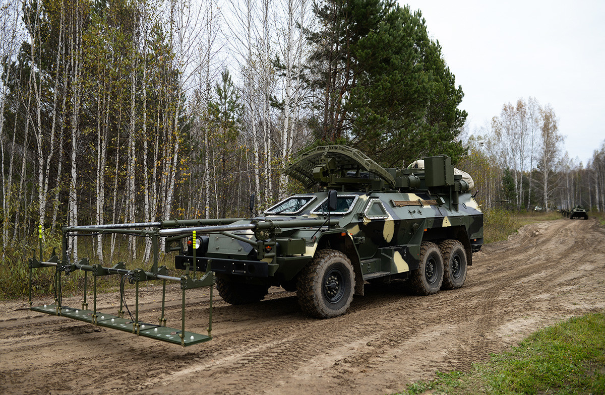 „Листва“, возило за деминирање на далечинско управување на Новосибирскиот дивизион на стратешките противвоздухопловни ракетни сили пред почеток на маневри. Новосибирска област.