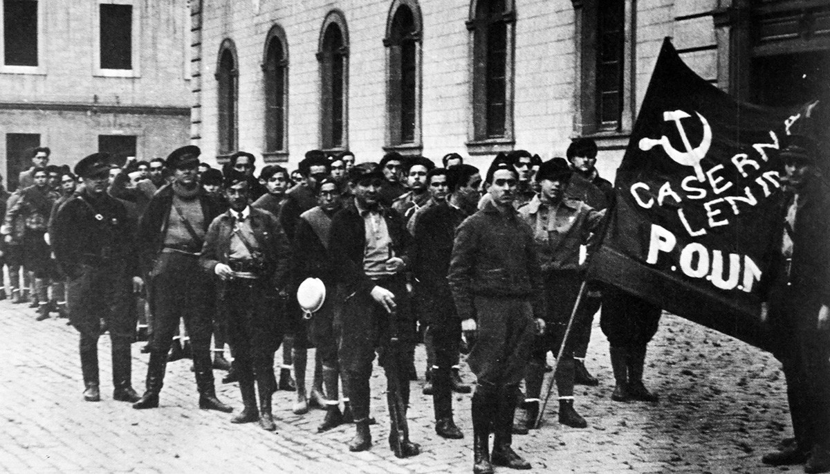 Osiguranje Radničke partije marksističkog jedinstva čuva sjedište stranke u Barceloni 1936. godine. U pozadini stoji britanski pisac George Orwell.