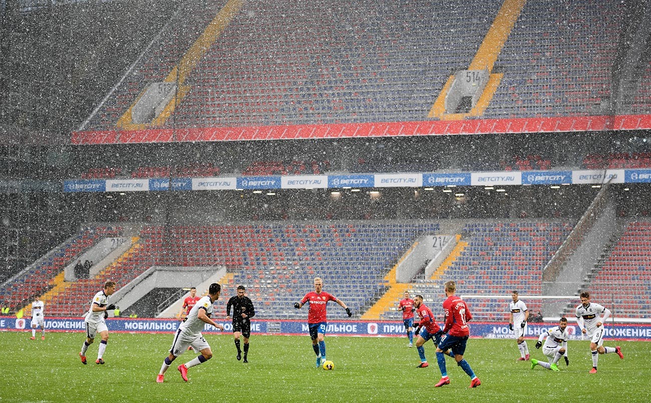ロシアサッカー・プレミアリーグの試合が無人のスタジアムに行われた。