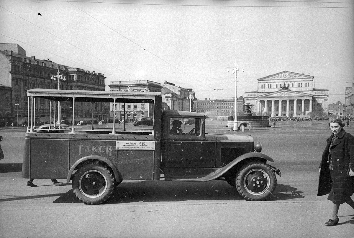 Taxi sur la place Sverdlov (aujourd’hui place Teatralnaïa). 1935