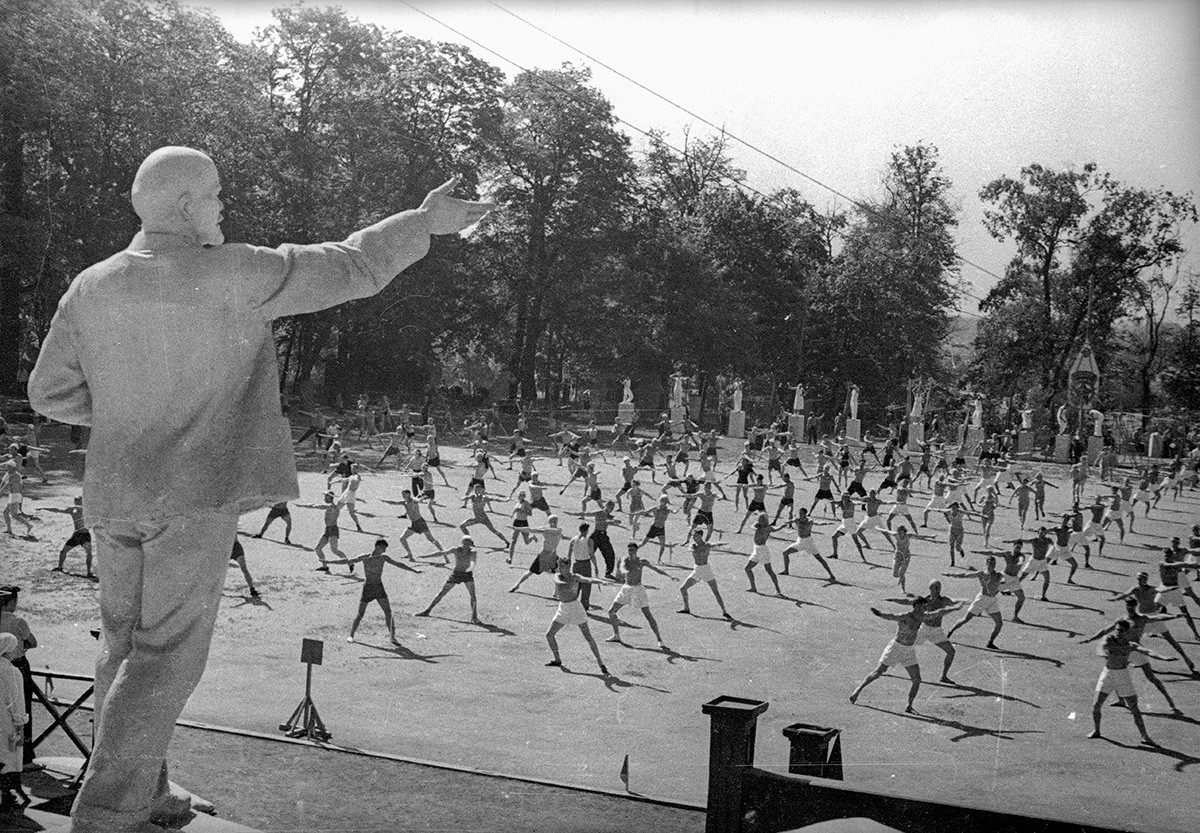 Gymnastique matinale. 1938