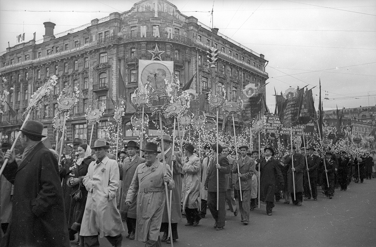 Colonnes de manifestants. 1er mai 1953
