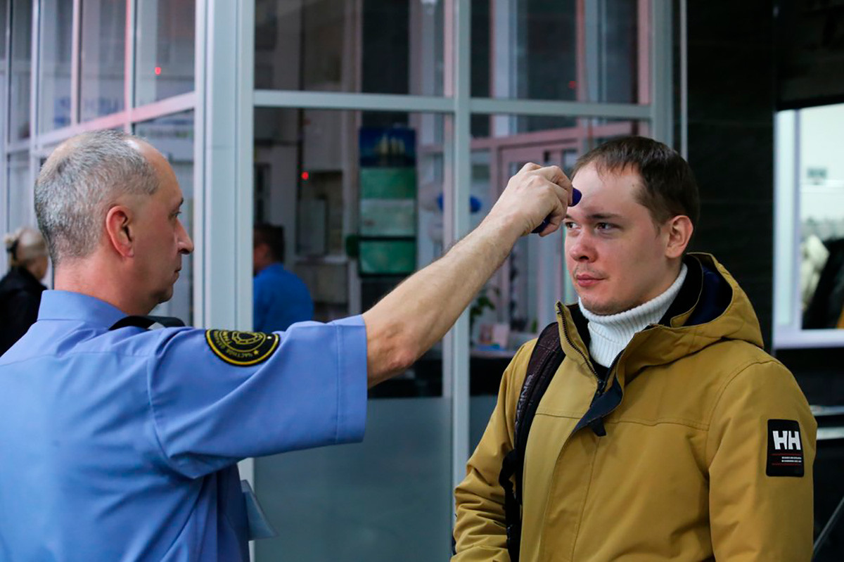 Security checks temperature of the students in one of Moscow universities