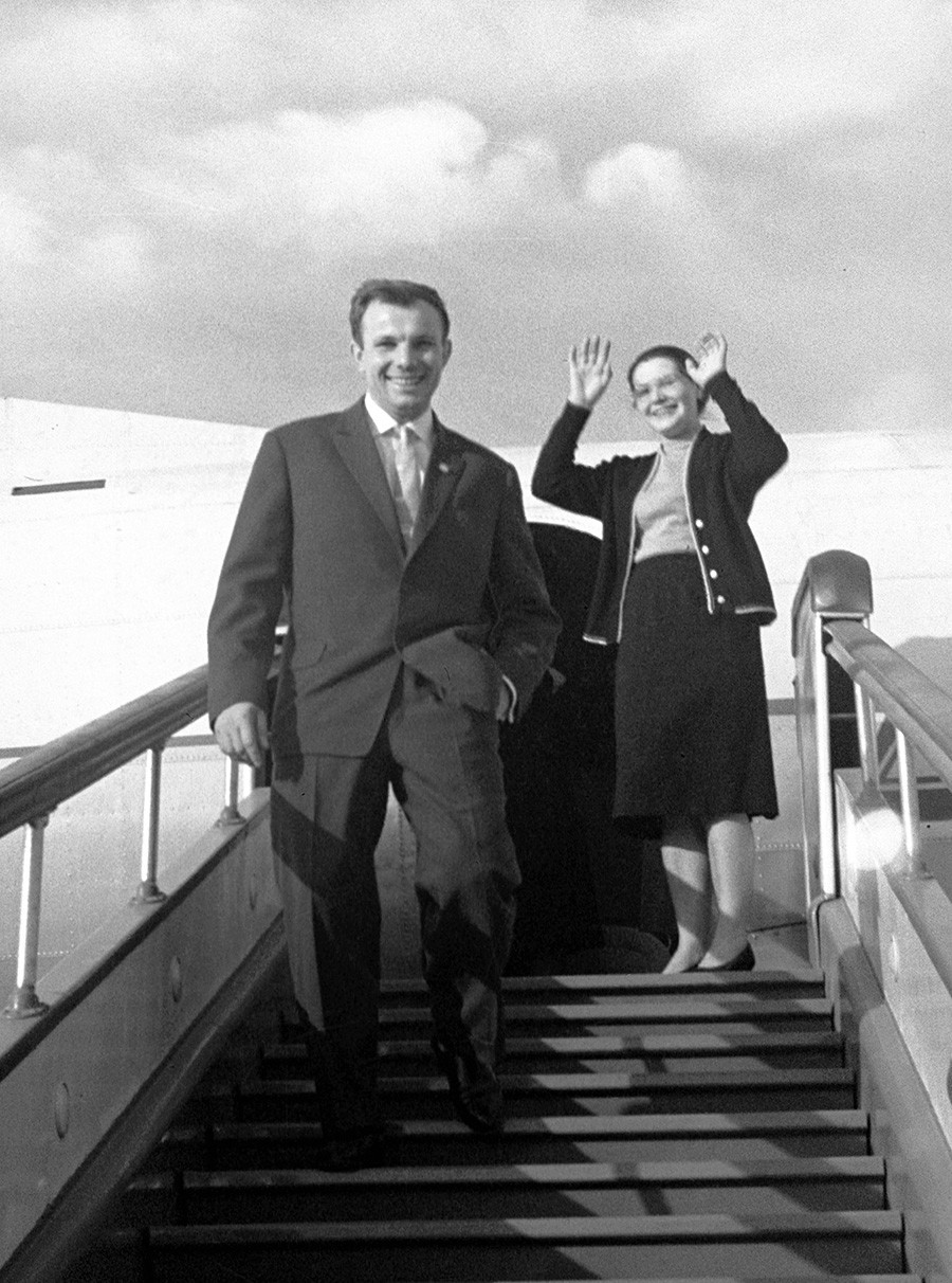 Советскиот пилот Јуриј Гагарин (лево) со сопругата.

