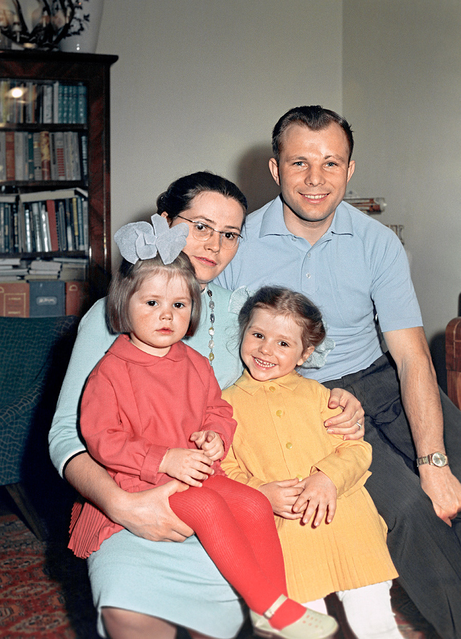 Јуриј Гагарин со сопругата Валентина и ќерките Галина и Елена.

