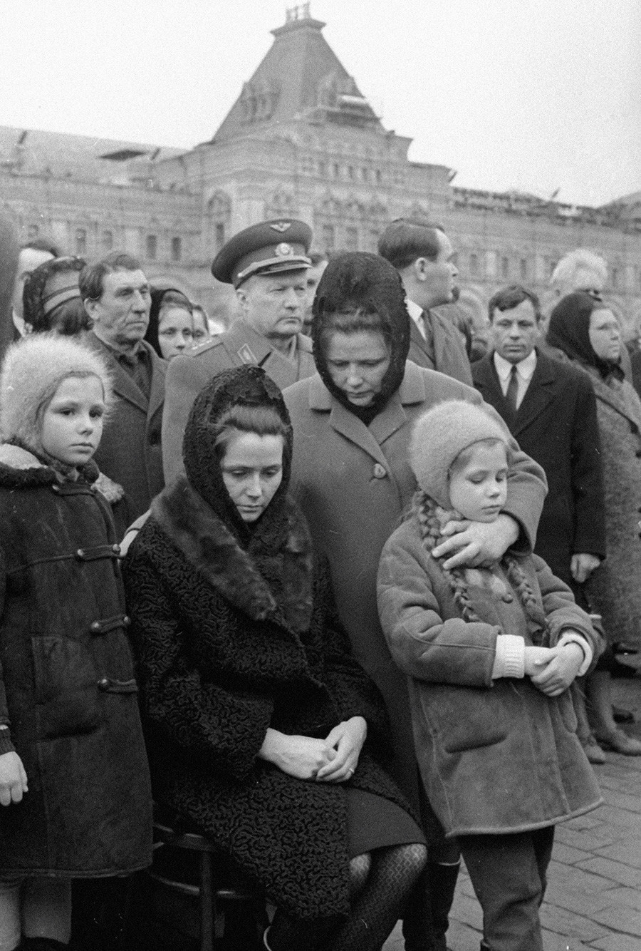 Валентина со ќерките на погребот на Јуриј Гагарин и Владимир Серјогин на Црвениот плоштад.

