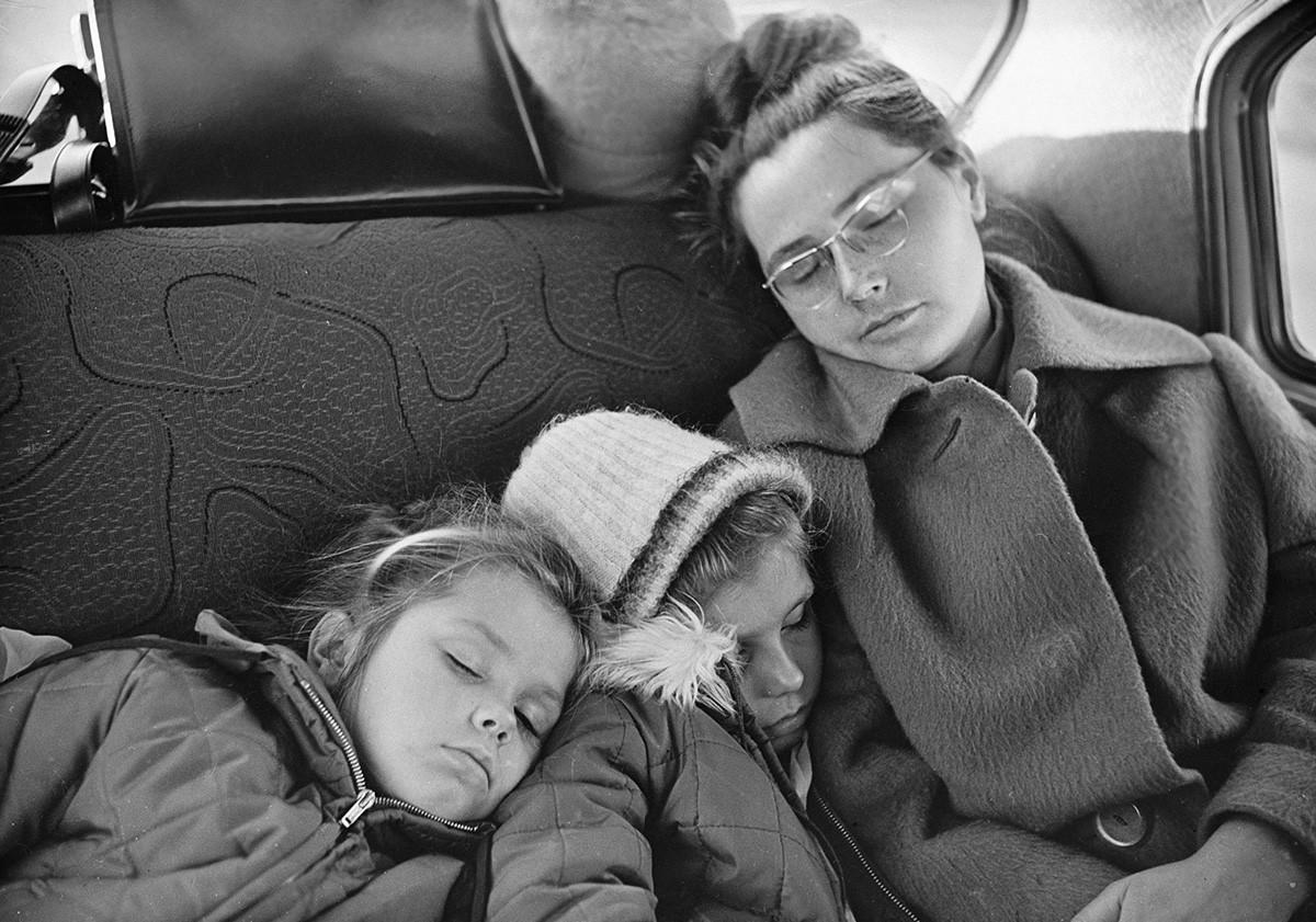 車の後部席で寝ているワレンチナ・がガーリナと娘たち、1965年11月25日