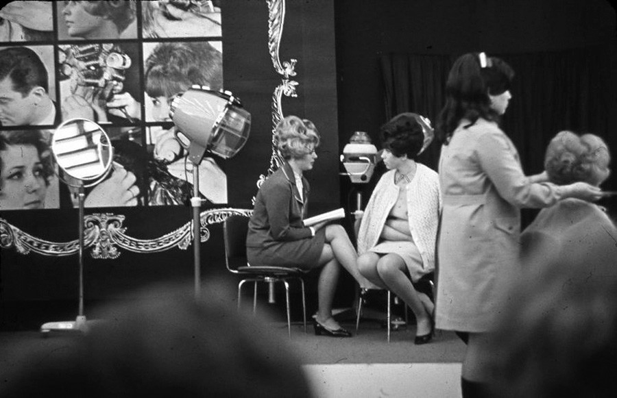 美容院にて　1968年