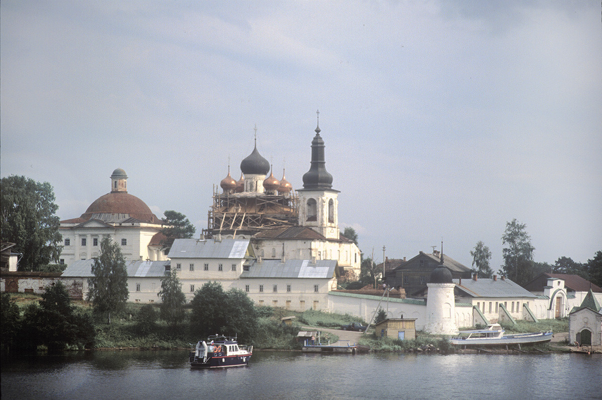 Goritsy. Resurrection Convent, northwest view from Sheksna River. From left: Trinity Cathedral, Resurrection Cathedral, north wall & cloisters, west wall & Holy Gate. July 14, 2007