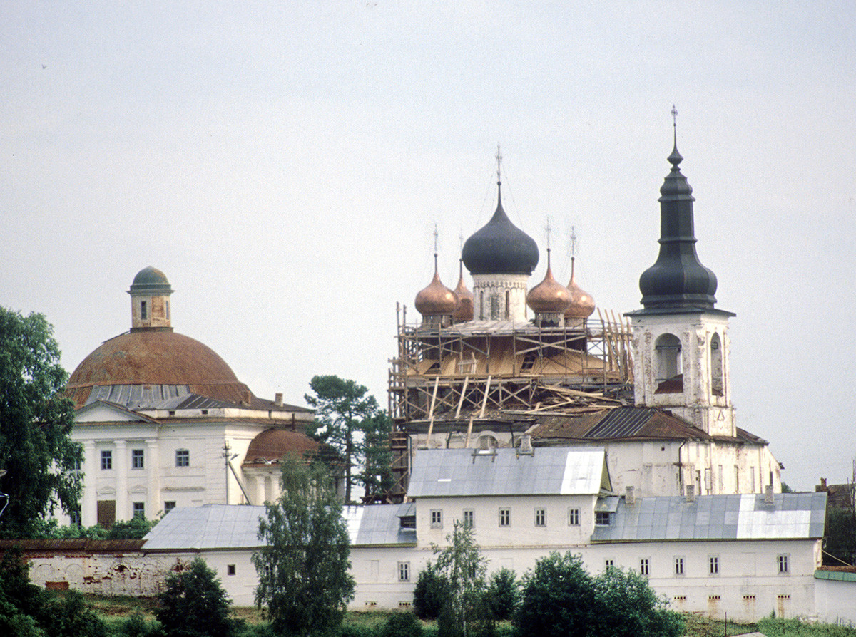 Resurrection Convent, north view. From left: Trinity Cathedral, Resurrection Cathedral & bell tower, north wall. July 14, 2007