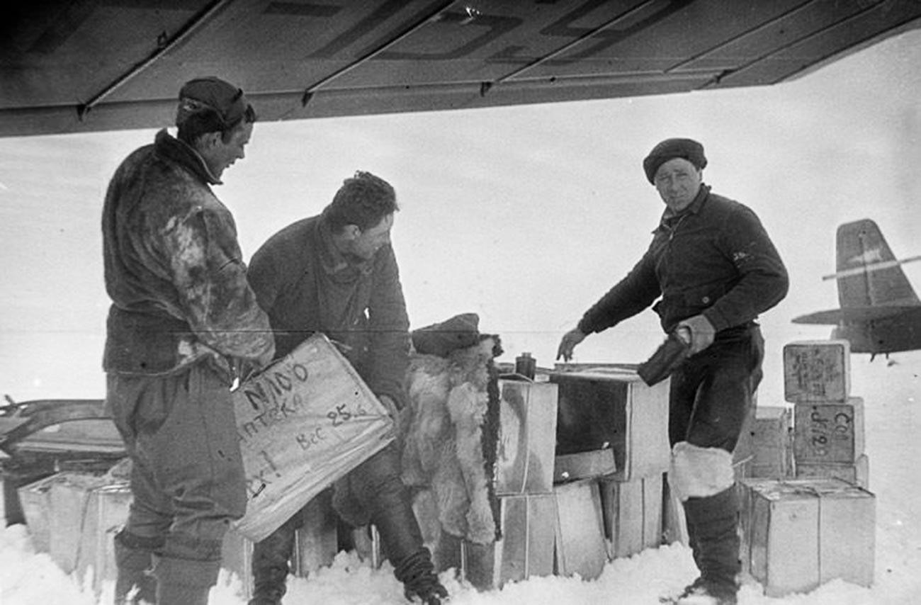 Déchargement de la cargaison de l'expédition Pôle Nord-1 sur la glace dérivante en 1937