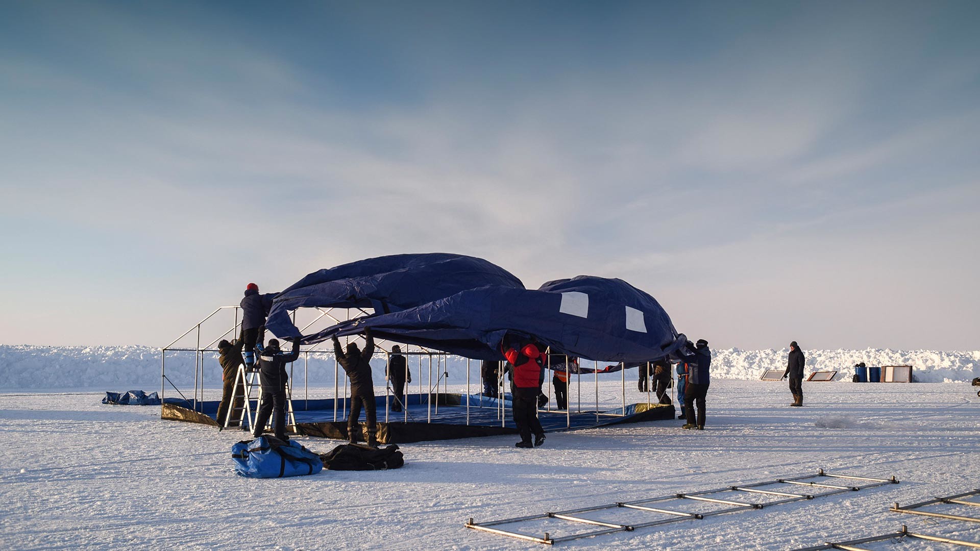 Construction de la base russe Barneo au pôle Nord