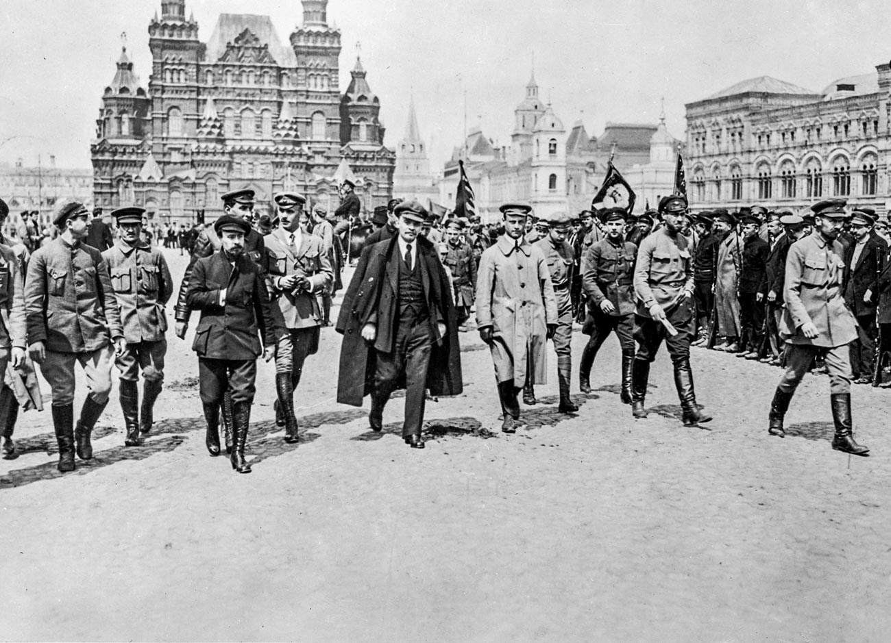 Лидерът на съветския революционен пролетариат с група болшевишки командири на Червения площад.

