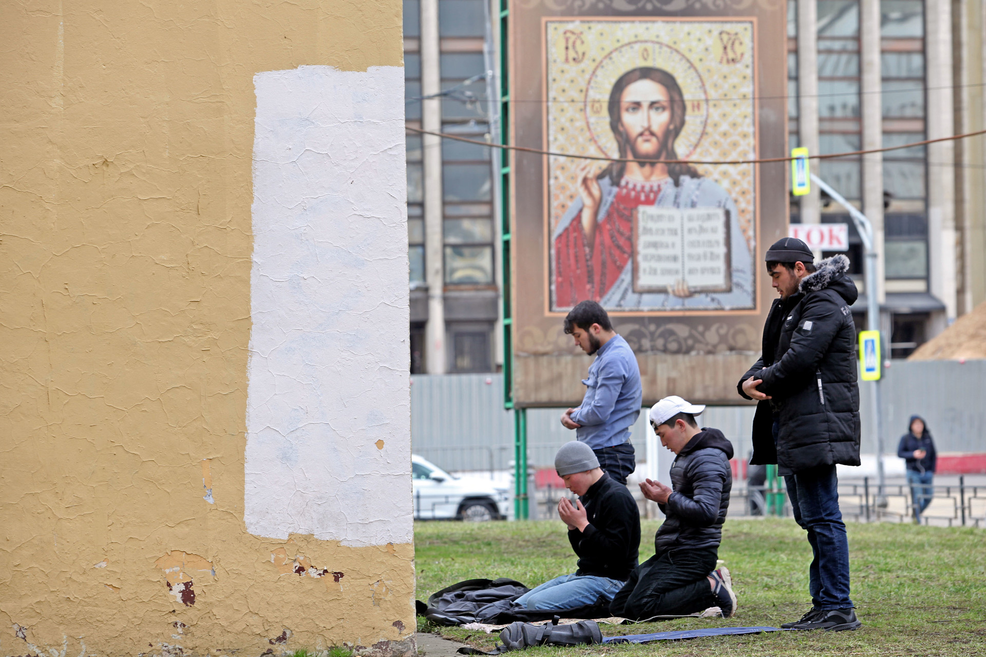 Umat Islam menunaikan salat Zuhur di taman, di depan gereja Ortodoks, tak jauh dari Masjid Agung Moskow, Jumat (20/3).